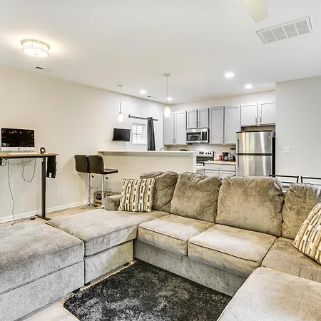 Walk To Dining Sleek Hampton Home With Deck!